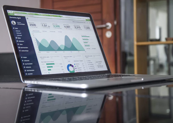 Portátil mostrando un panel de gestión con gráficos e indicadores
