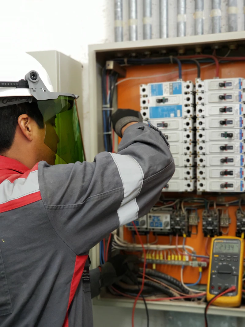 Técnico revisando un cuadro eléctrico de automatización